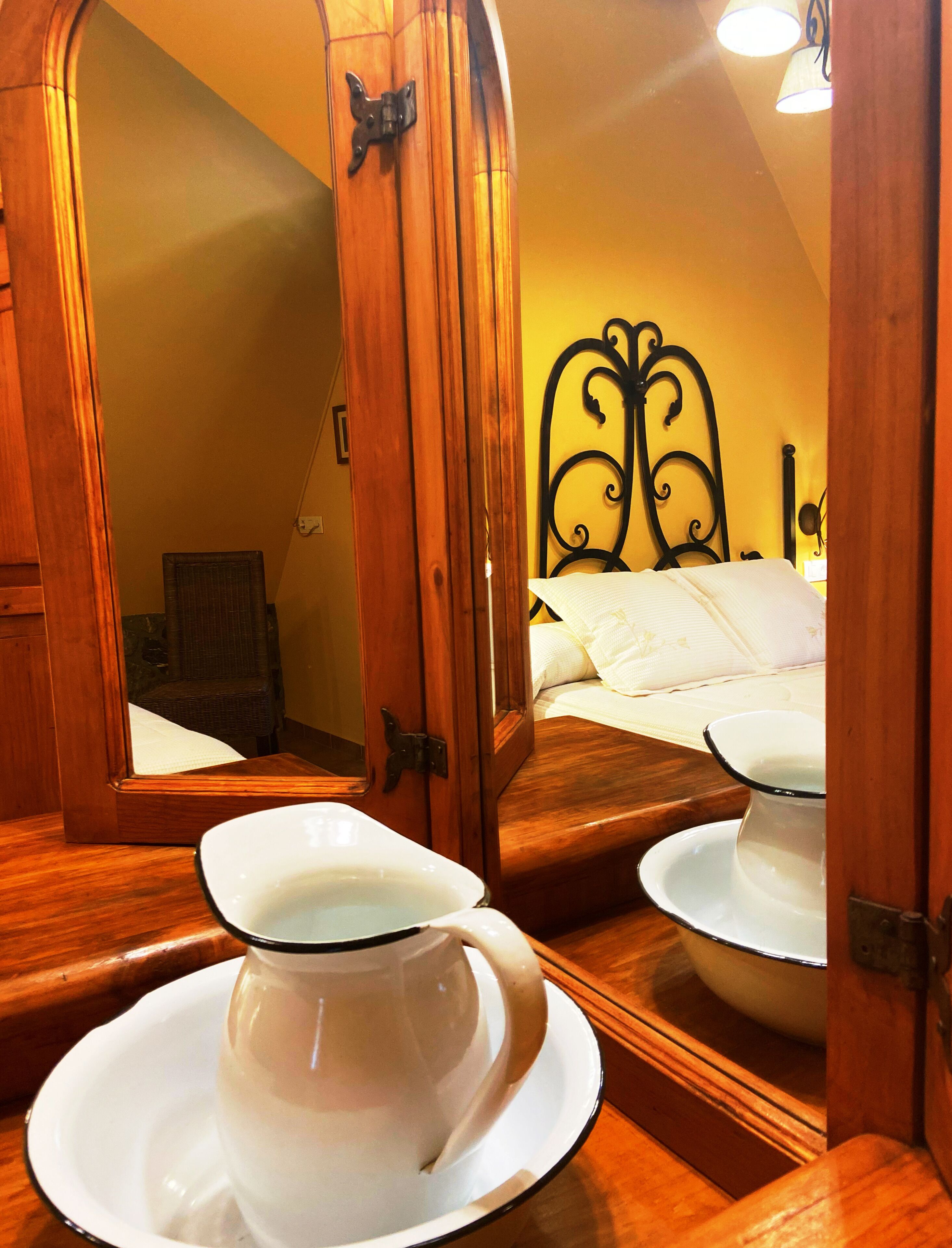 hypo-allergenic bedding, desk, free wifi, bed sheets