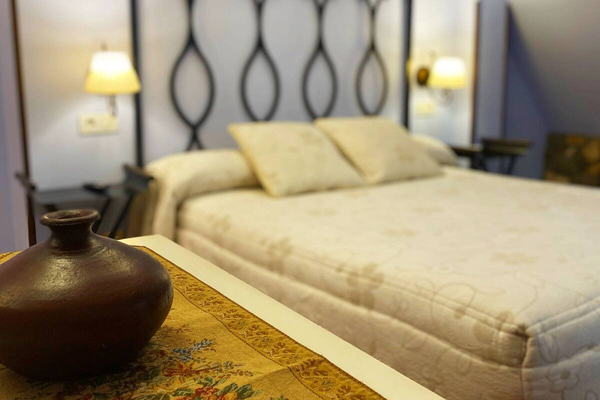 hypo-allergenic bedding, desk, free wifi, bed sheets