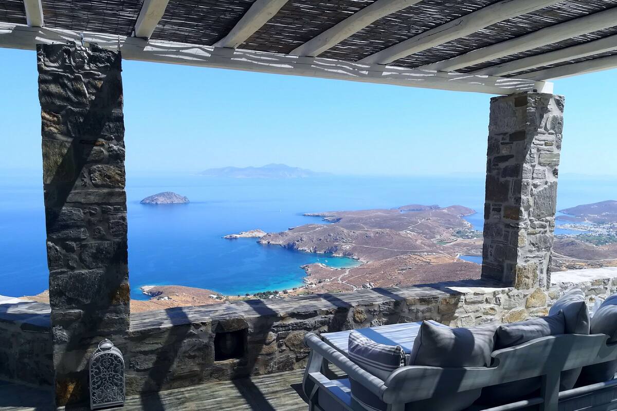 Ein Steingebäude mit Blick auf das Meer und vorgelagerte Inseln.
