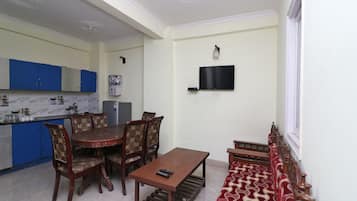 Double or Twin Room | Living area