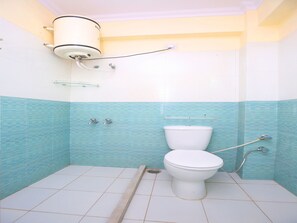 Habitación con 1 cama matrimonial o 2 individuales | Baño | Regadera, regadera tipo lluvia, amenidades de baño gratuitas, toallas