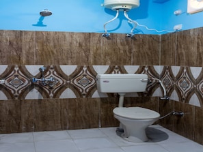 Habitación con 1 cama matrimonial o 2 individuales | Baño | Regadera, regadera tipo lluvia, amenidades de baño gratuitas, toallas