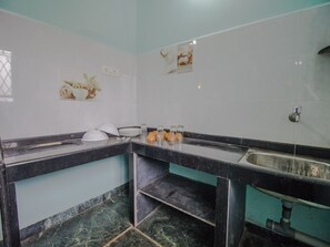 Double or Twin Room | Private kitchen | Fridge
