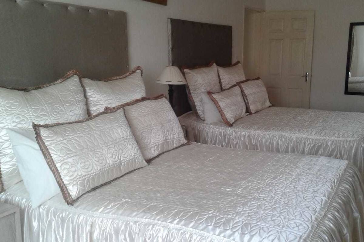 Tabla de planchar con plancha, wifi gratis y ropa de cama