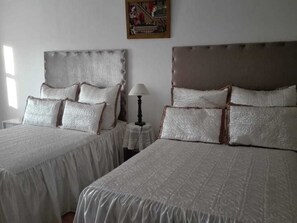 Tabla de planchar con plancha, wifi gratis y ropa de cama