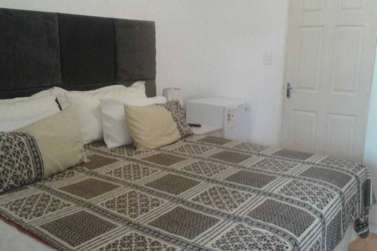 Tabla de planchar con plancha, wifi gratis y ropa de cama