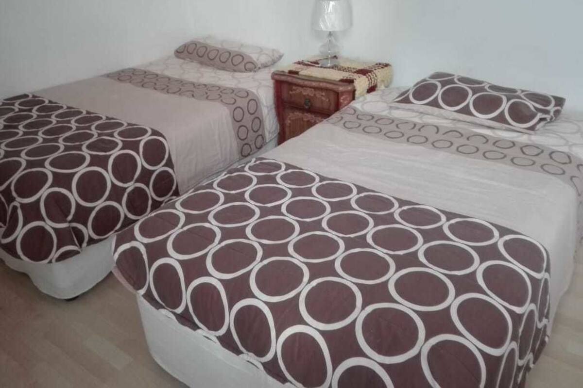 Tabla de planchar con plancha, wifi gratis y ropa de cama