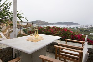 House, 2 Bedrooms (Agios Isidoros) | Terrace/patio - Serifos Houses Hora (Serifos)