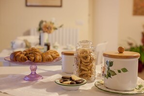 Colazione a base di specialità locali inclusa, servita tutte le mattine 