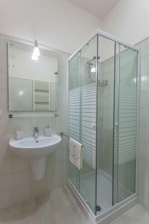 Camera con letto matrimoniale o 2 letti singoli, balcone | Bagno | Doccia, accappatoio, asciugamani