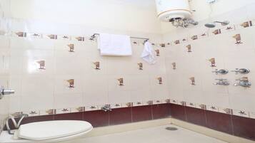 Shower, rainfall showerhead, free toiletries, towels