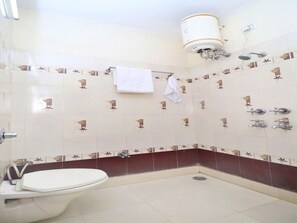 Shower, rainfall showerhead, free toiletries, towels