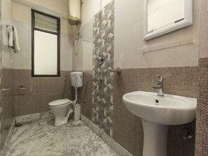 Shower, rainfall showerhead, free toiletries, towels