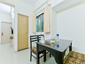 Chambre double ou avec lits jumeaux | Repas dans la chambre