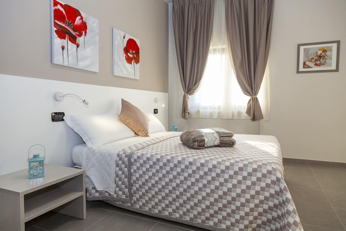 Family Suite | Hypo-allergenic bedding, memory-foam beds, in-room safe