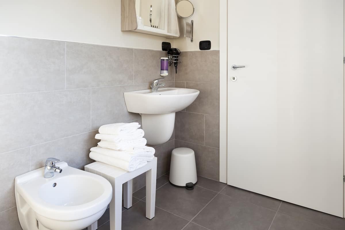 Comfort Double Room | Bathroom | Shower, rainfall showerhead, free toiletries, hair dryer
