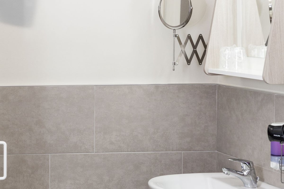 Shower, rainfall showerhead, free toiletries, hair dryer
