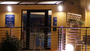 A hotel entrance with a sign indicating it is a business and holiday hotel. - Riviera Hub (Cisano sul Neva)