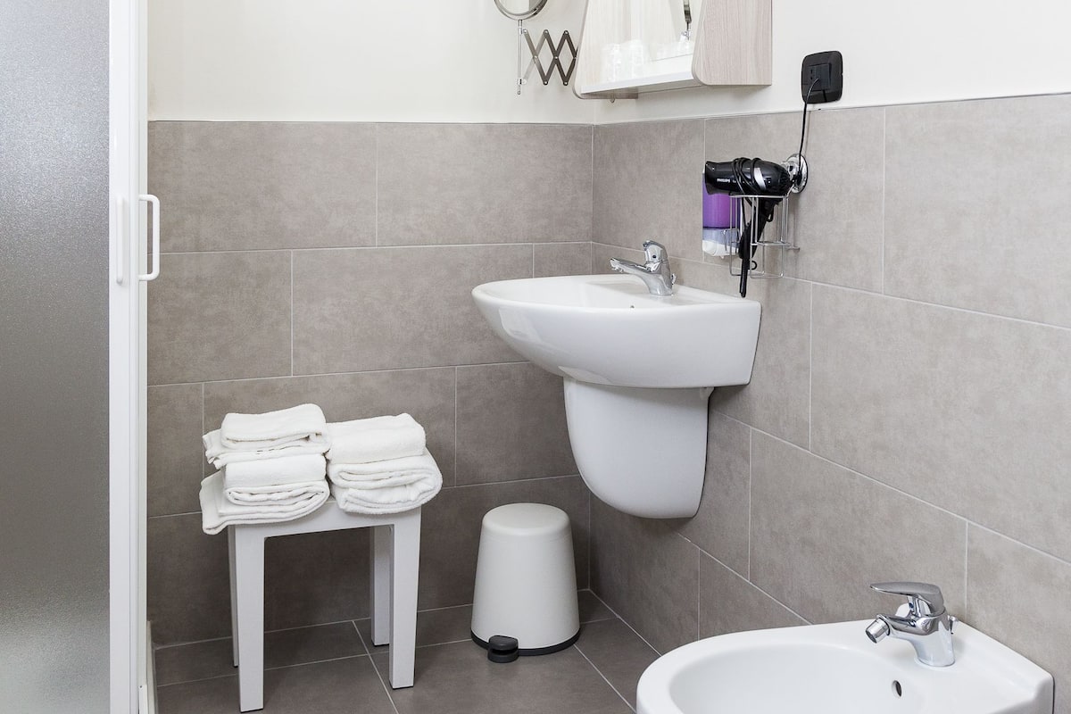 Basic Double Room | Bathroom | Shower, rainfall showerhead, free toiletries, hair dryer