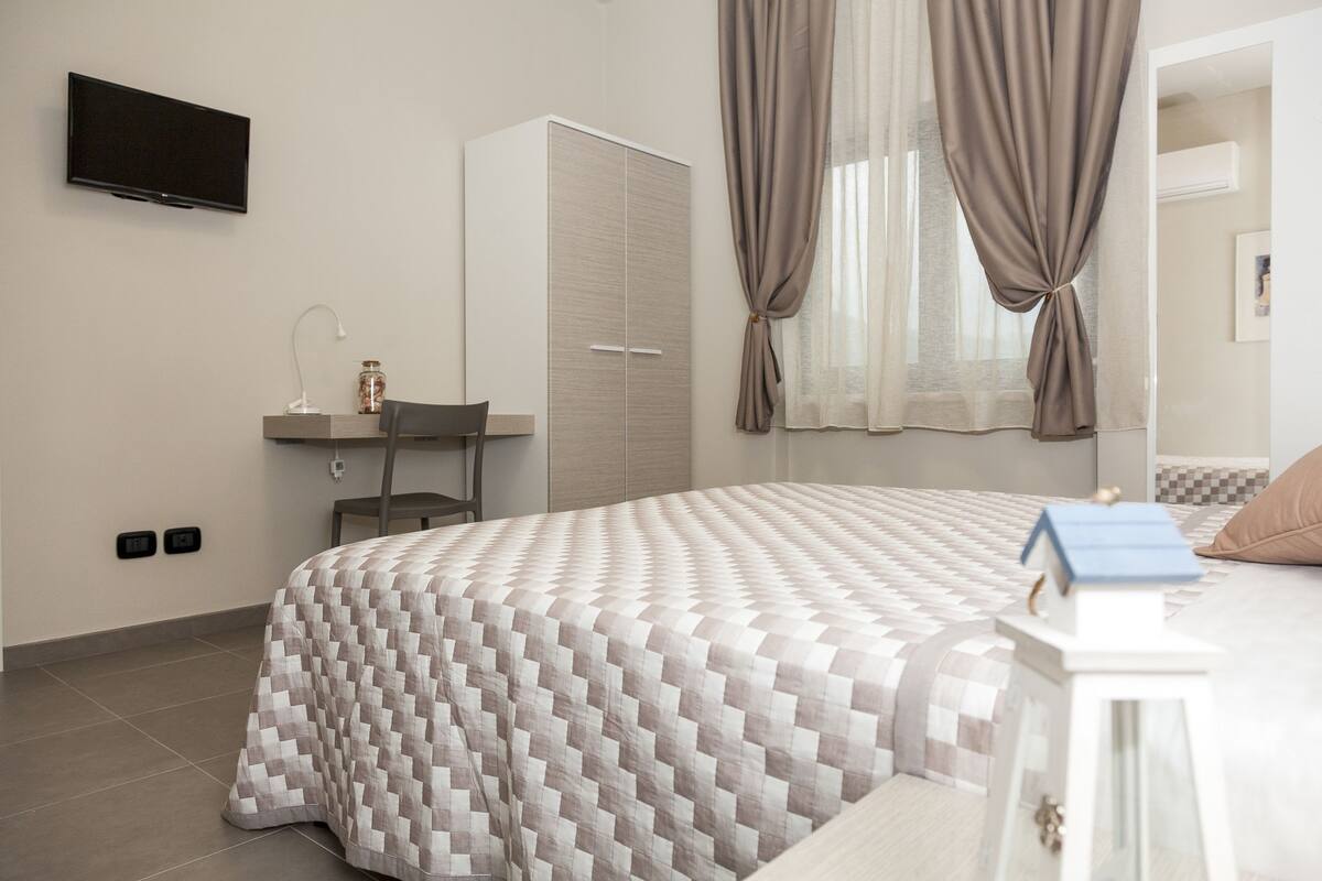 Hypo-allergenic bedding, memory-foam beds, in-room safe