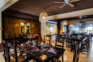 Frokost, lunsj og middag serveres, lokale og internasjonale retter 