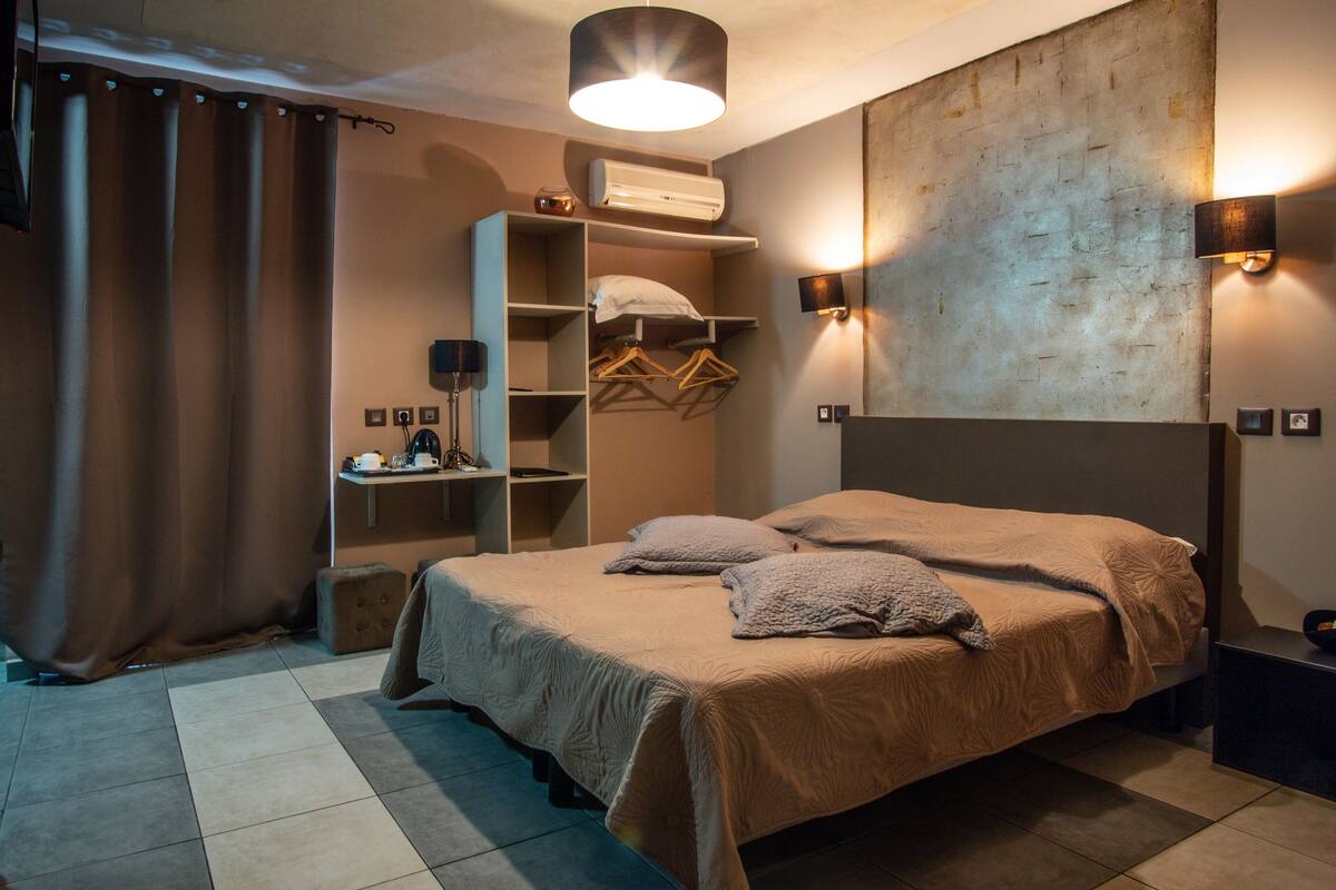 desk, blackout curtains, iron/ironing board, free wifi