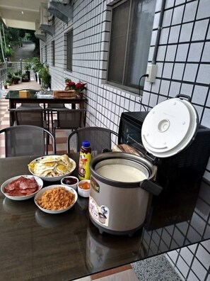 Free daily buffet breakfast  - Juo House (Fanlu)
