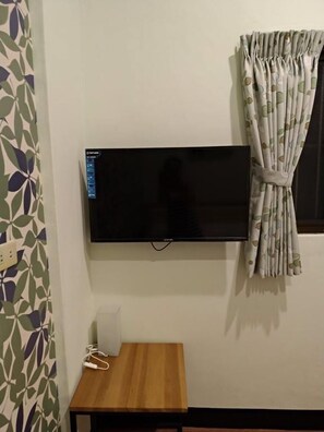 Standard Double Room (Green) | Desk, blackout drapes, soundproofing, free WiFi - Juo House (Fanlu)