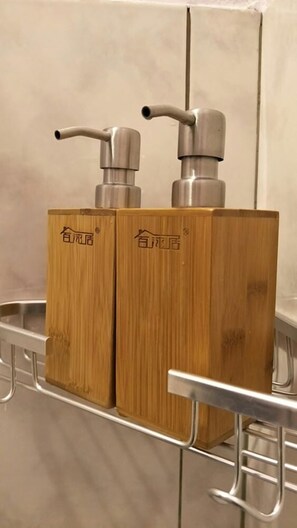 Shower, rainfall showerhead, free toiletries, hair dryer - Juo House (Fanlu)