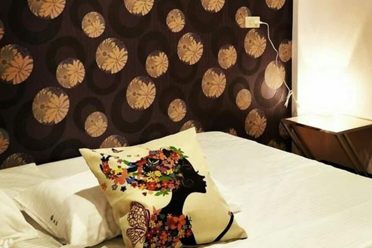 Standard Double Room (Purple) | Desk, blackout drapes, soundproofing, WiFi (free)