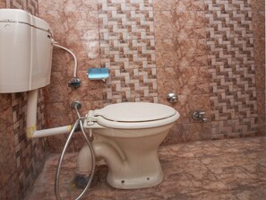 Camera con letto matrimoniale o 2 letti singoli | Bagno | Doccia, set di cortesia gratuito, asciugamani
