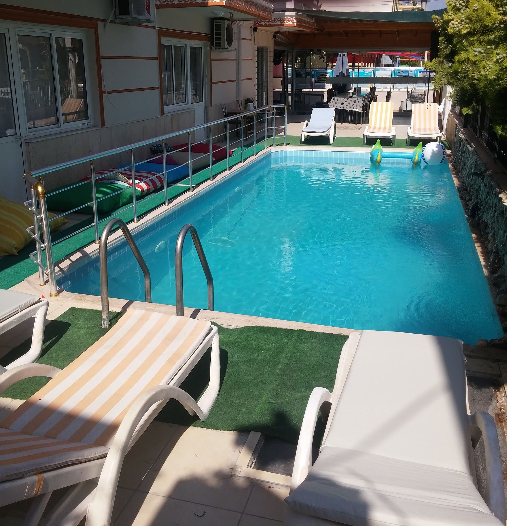 สระว่ายน้ำกลางแจ้งเปิดตามฤดูกาล, คาบาน่าฟรี, ร่มริมสระว่ายน้ำ