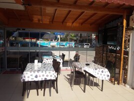 Morgunverður og hádegisverður í boði, staðbundin matargerðarlist