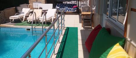 Seasonal outdoor pool, free cabanas, pool umbrellas