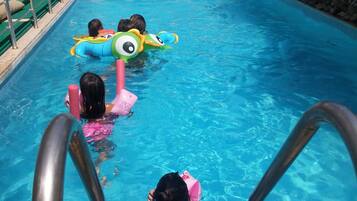 Piscine extérieure (ouverte en saison), cabanons gratuits