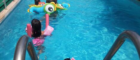 Seasonal outdoor pool, free cabanas, pool umbrellas