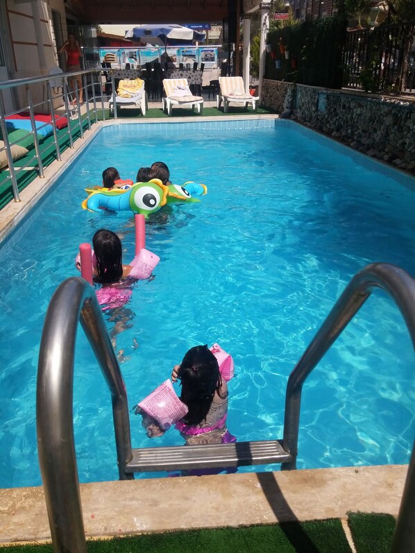 Una piscina al aire libre de temporada, cabañas de piscina gratuitas