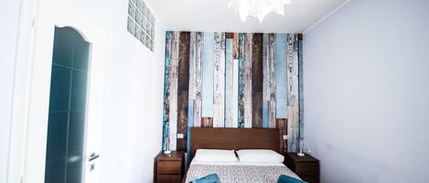 Chambre classique double, salle de bain privĂ©e | Lit dâappoint (supplĂ©ment), accĂšs au Wi-Fi (inclus), literie fournie