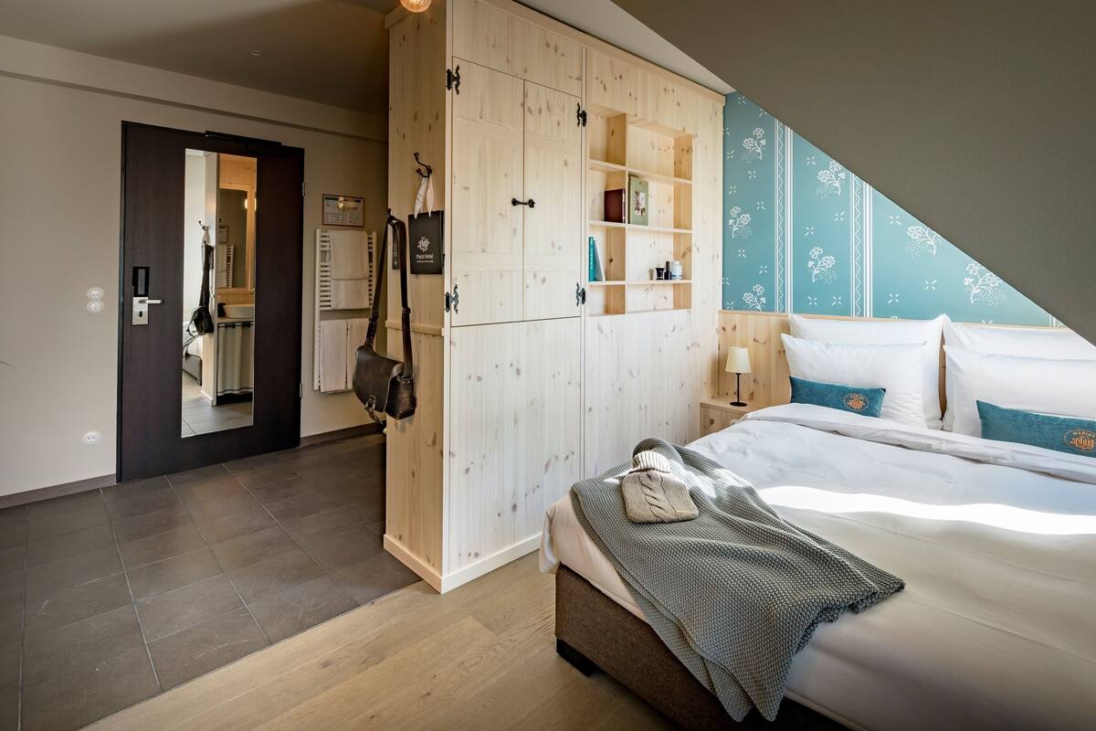 Ropa de cama de alta calidad, caja fuerte, escritorio