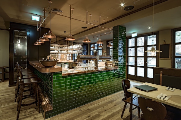 Serveert ontbijt, lunch en diner