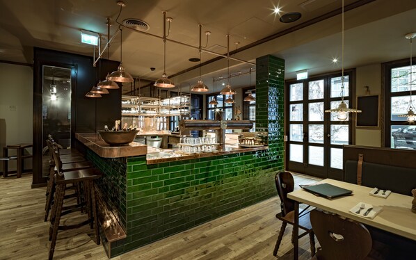 Breakfast, lunch and dinner served - Marias Platzl (Munich)