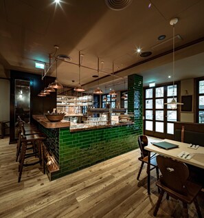 供应早餐、午餐和晚餐