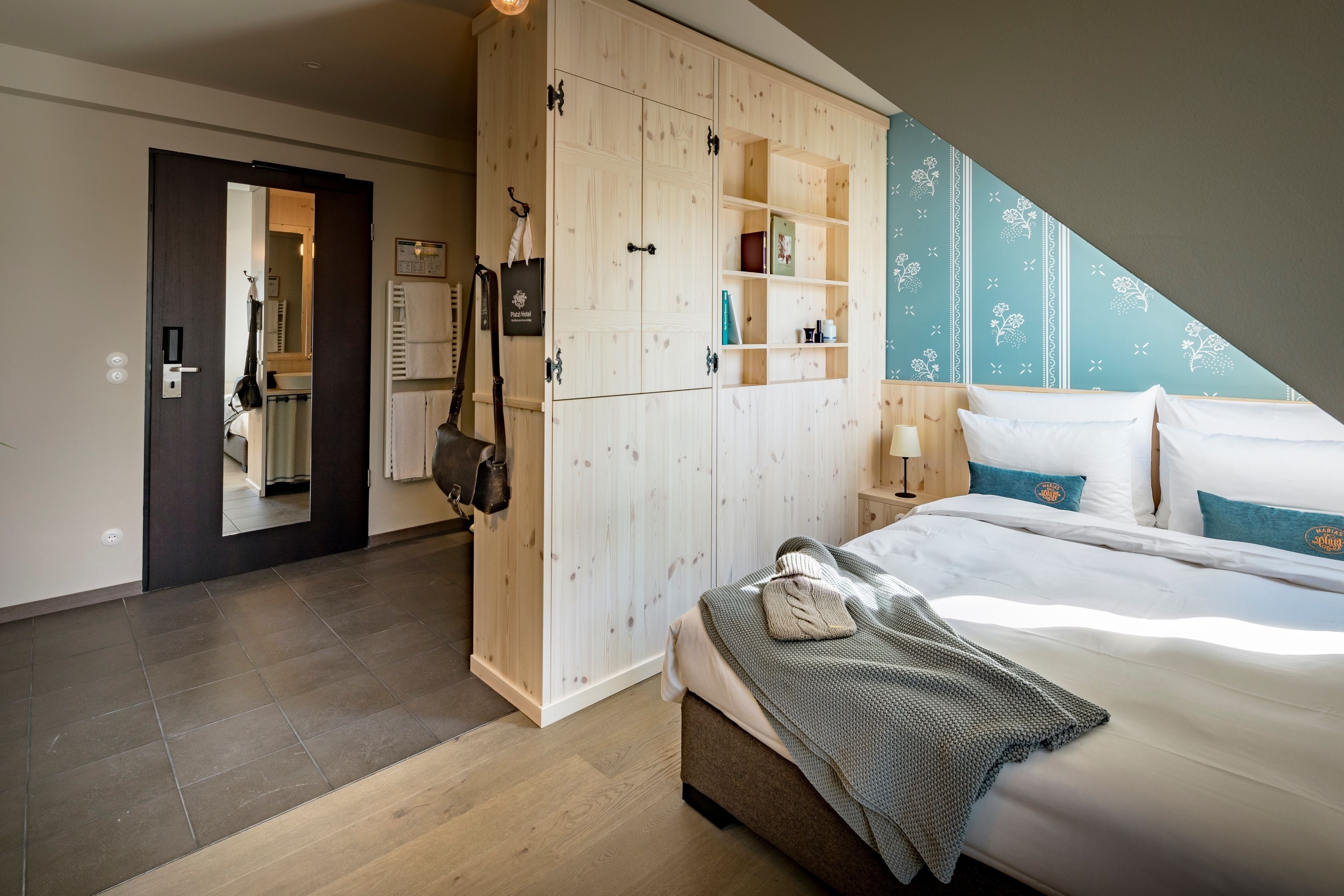 standard double room, 1 queen bed | 1 bedroom, premium bedding, in-room safe, desk