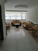 1.Apart Deluxe | Zona de estar | Una televisión LED, una mesa de tenis de mesa