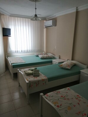 Firemannsrom – standard | Safe på rommet, individuelt dekorert og skrivebord