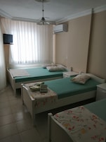 Habitación cuádruple estándar | Caja fuerte y decoración individual