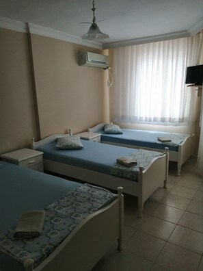 خزنة داخل الغرفة وبديكورات فريدة لكل غرفة ومكتب