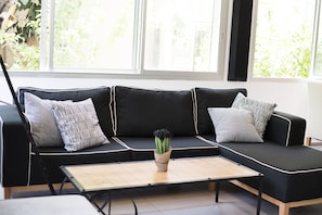 Villa | Living area | Flat-screen TV - Villa in TLV with a BIG YARD and POOL (Tel Aviv)