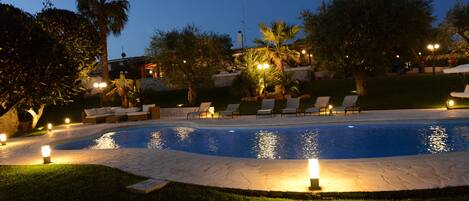 Piscine extérieure (ouverte en saison), parasols de plage