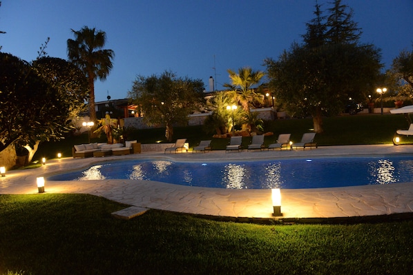 Seasonal outdoor pool, open 10:00 AM to 7:30 PM, pool umbrellas - B&B Una Perla Nel Verde (Putignano)